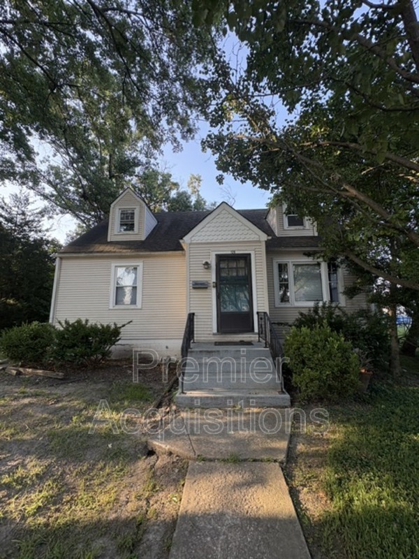 Hartford House: 126 E 3rd St