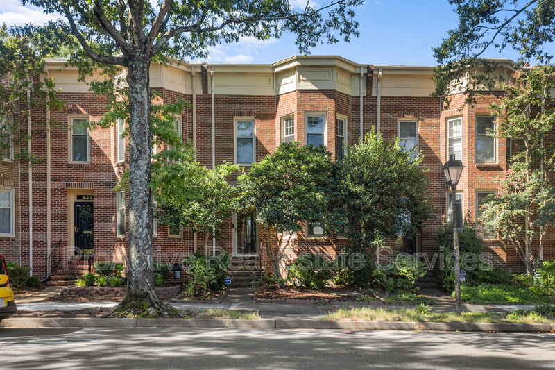 Norfolk Townhome: 435 W Princess Anne Rd.