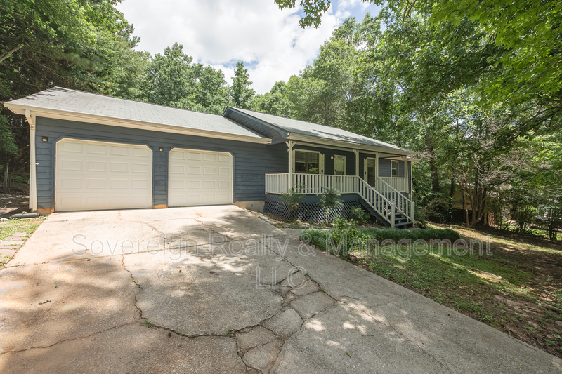 Stockbridge House: 310 Summerwood Ln