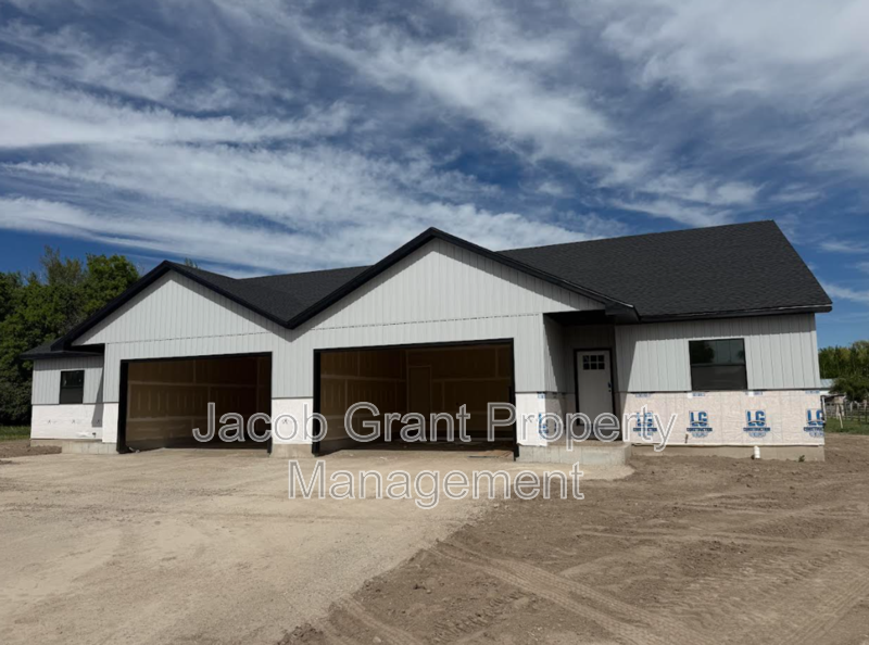 Menan House: 654 N 3511 E