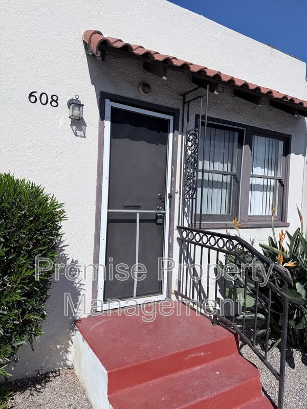 Oceanside House: 608 Surfrider Way