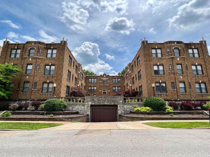 St Louis Condo: 6242 Southwood Ave - 2N