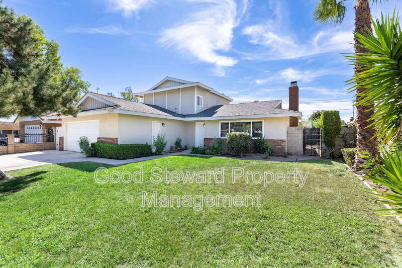 Riverside House: 6485 Clovis Place