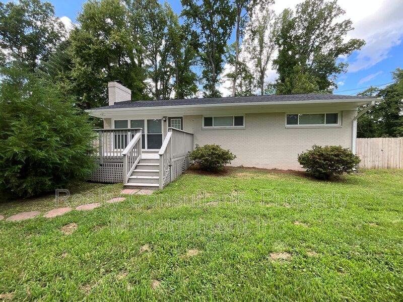 Greensboro House: 4026 Sedgewood Lane