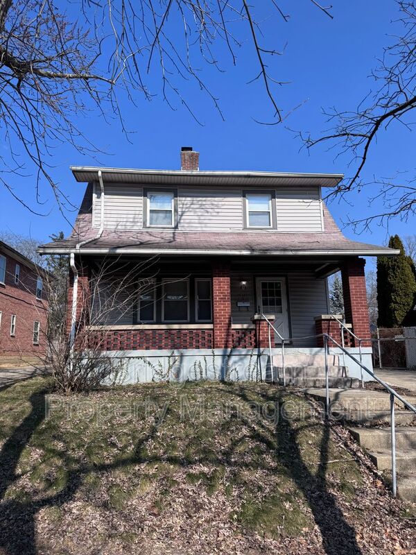 Dayton House: 101 E. Bruce Ave.