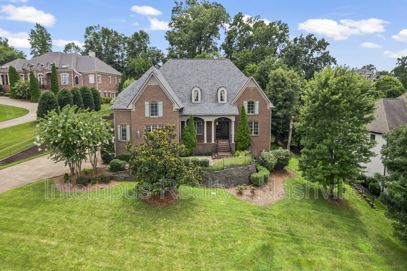 Brentwood House: 7 Crooked Stick Ln