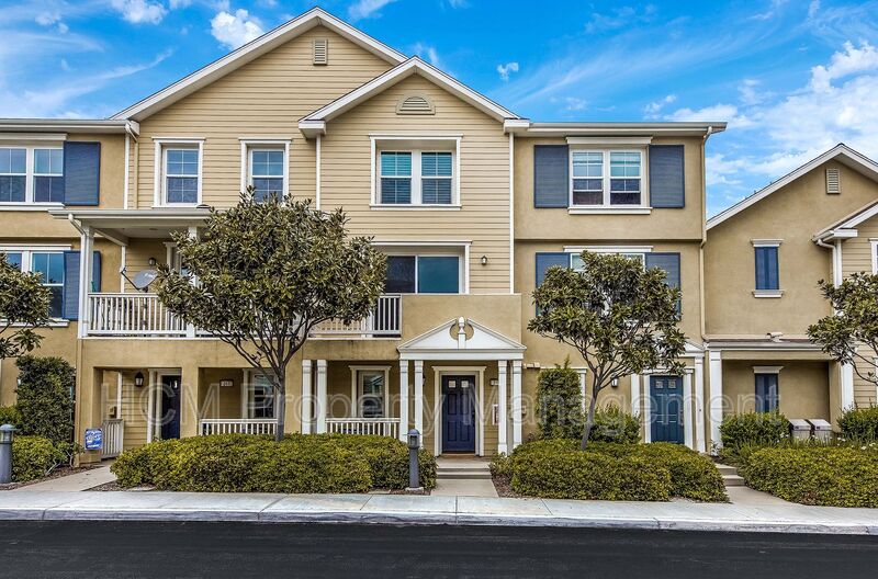 Irvine House: 315 Silk Tree Street