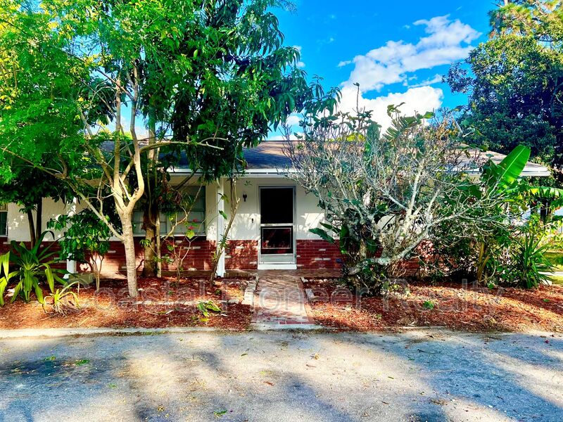 New Port Richey House: 5825 Elm St