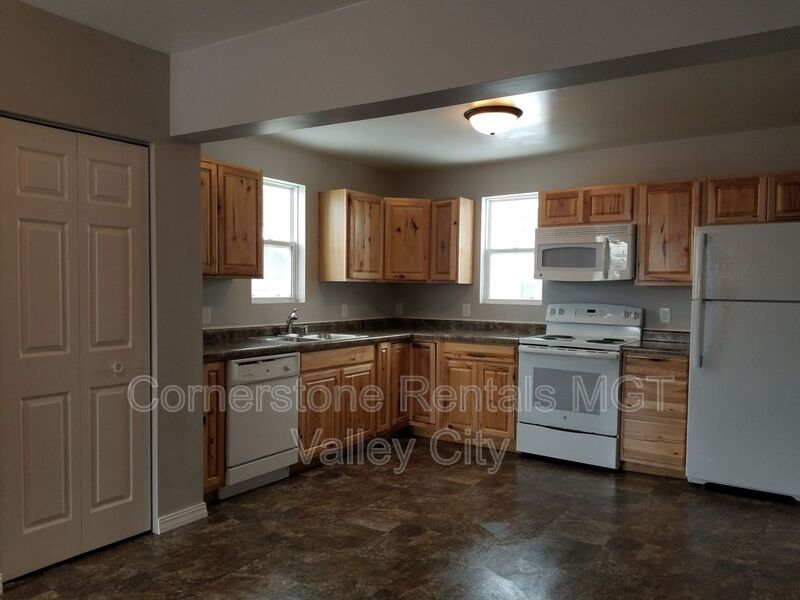 Valley City House: 842 4th St SW