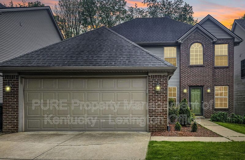Lexington House: 528 Newbury Way