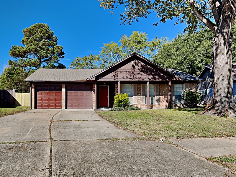 Houston House: 16362 Brinkwood Dr