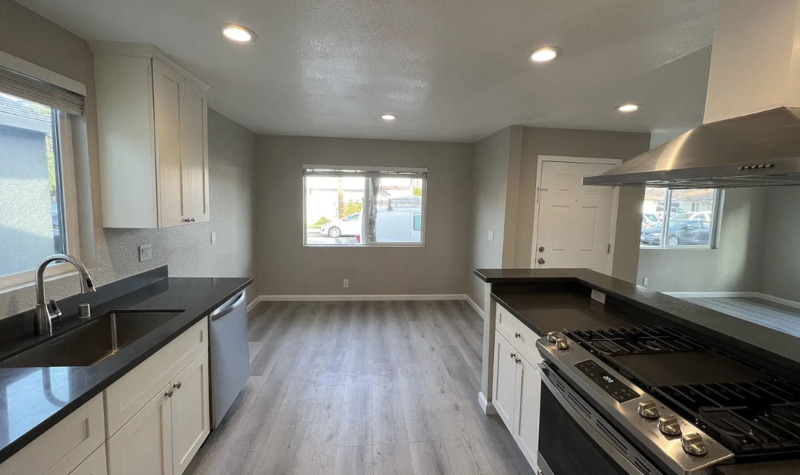 Redwood City Condo: 808 Adams St