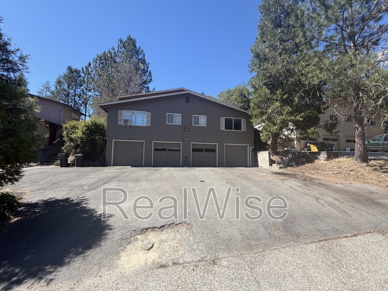 Grants Pass Townhome: 1007 NW C St