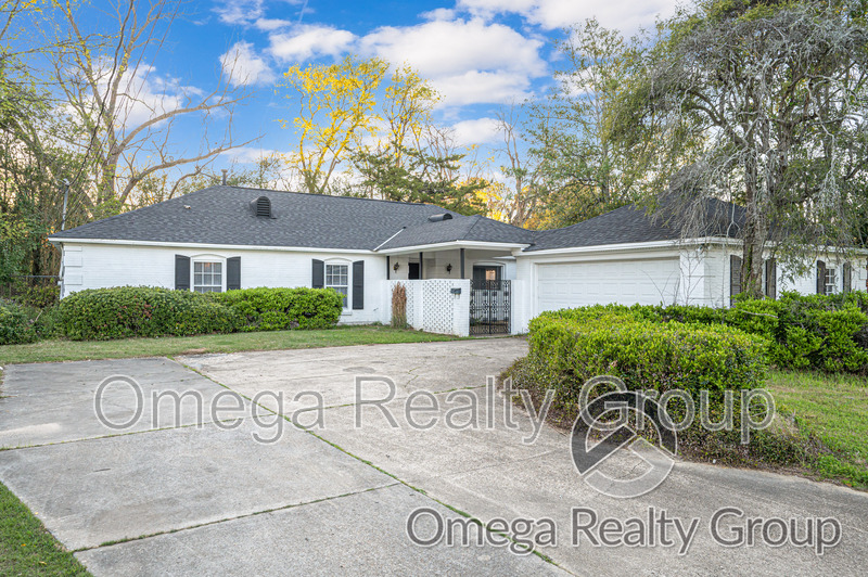 Montgomery House: 3018 Bryn Mawr Rd