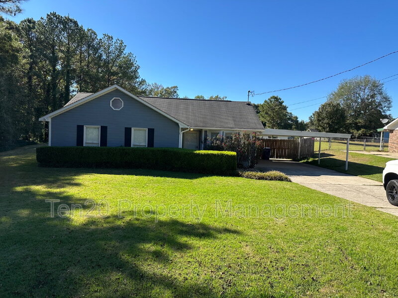 Smiths Station House: 776 Lee Rd 222