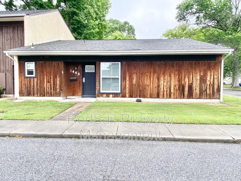 Norfolk House: 1449 Longdale Dr