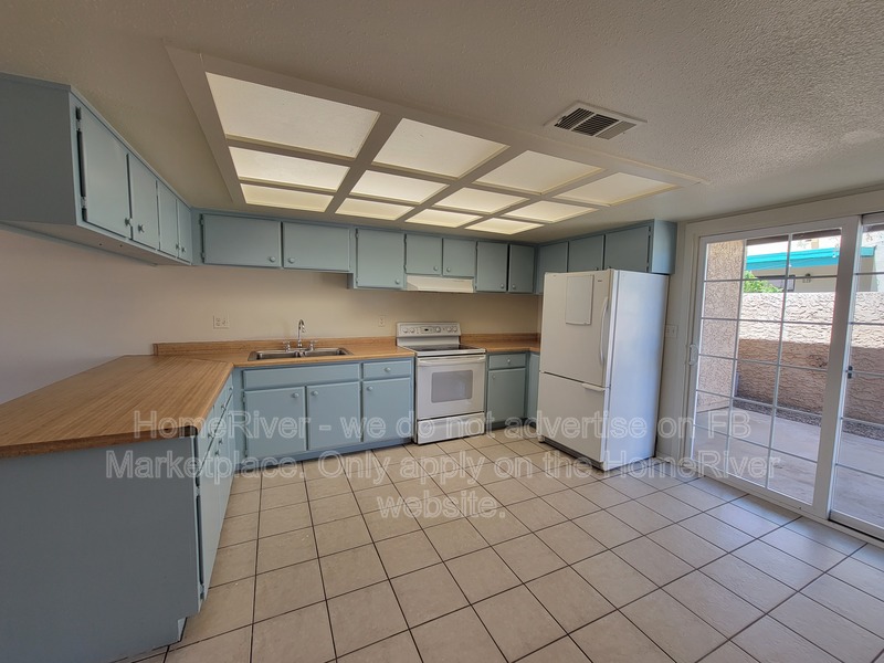 Phoenix Condo: 18240 N 41st St