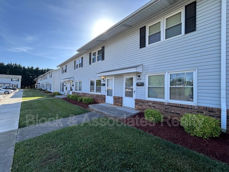 Kernersville House: 522 S Cherry St