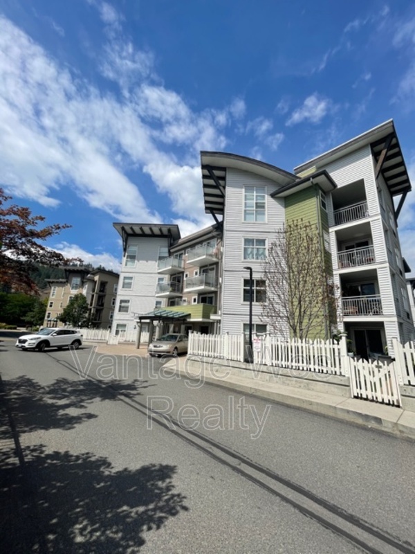 Kelowna Condo: #200 - 539 Yates Road