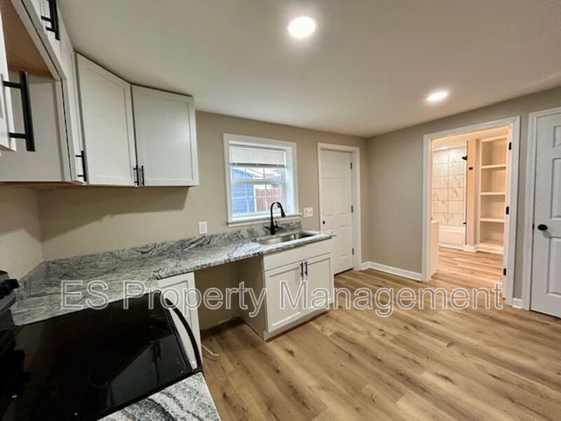 Newly renovated 2 bedroom, 1 bath home with detached garage!! - Photo 7