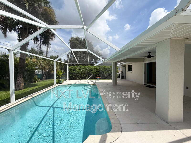 Cape Coral House: 631 SW 12th St
