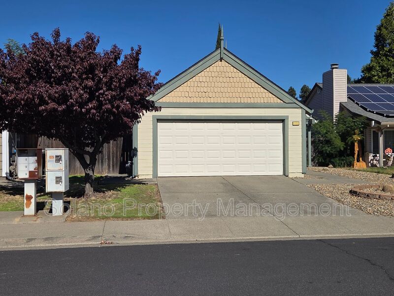 Vacaville House: 203 Catalpa Ln.