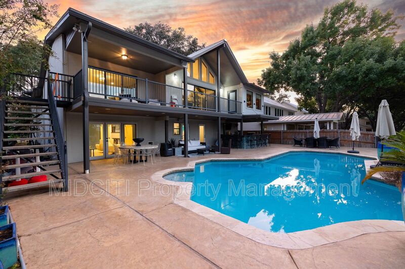 Seguin House: 180 Lake Ridge Dr