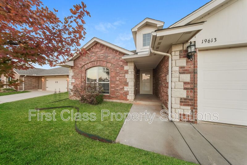 Edmond House: 19613 Allergando Lane