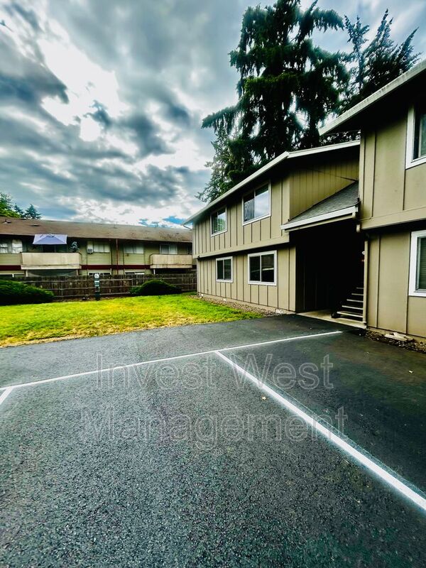 Vancouver House: 2009 Norris Road