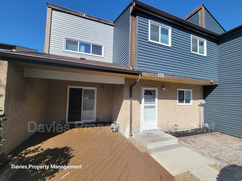 Edmonton Townhome: 128 Kaskitayo Court NW