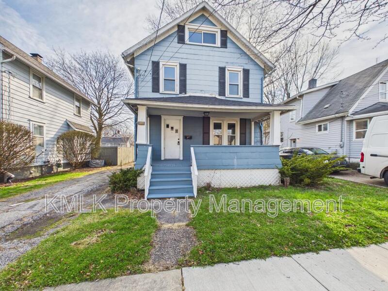 Akron House: 2337 15th St SW