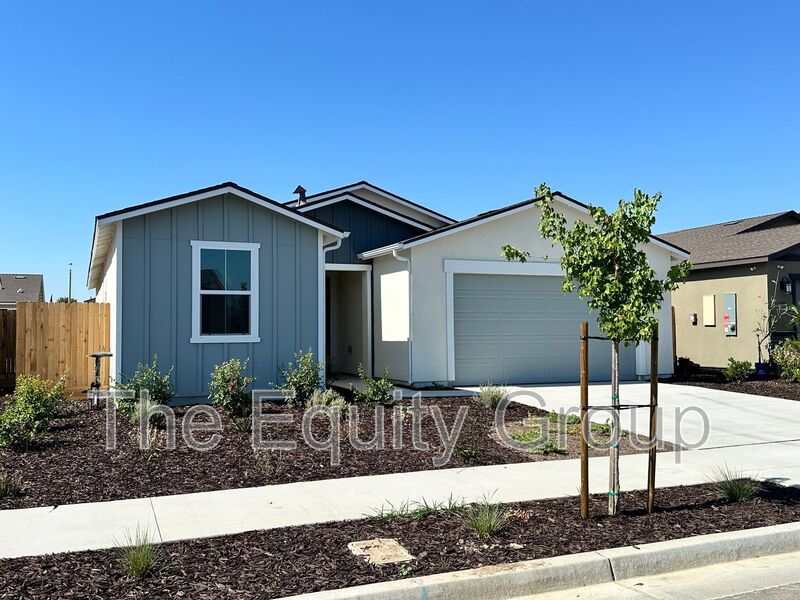 Visalia House: 3949 West Sunnyview Ave