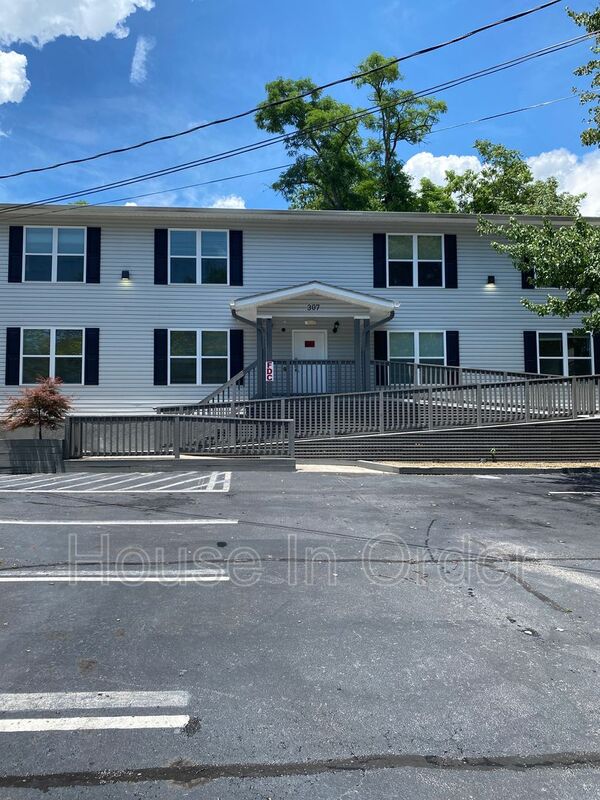 Hendersonville House: 307 8th Ave E
