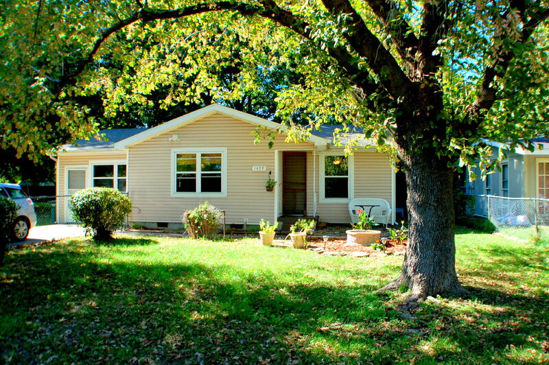 Fayetteville House: 1439 S West Ave