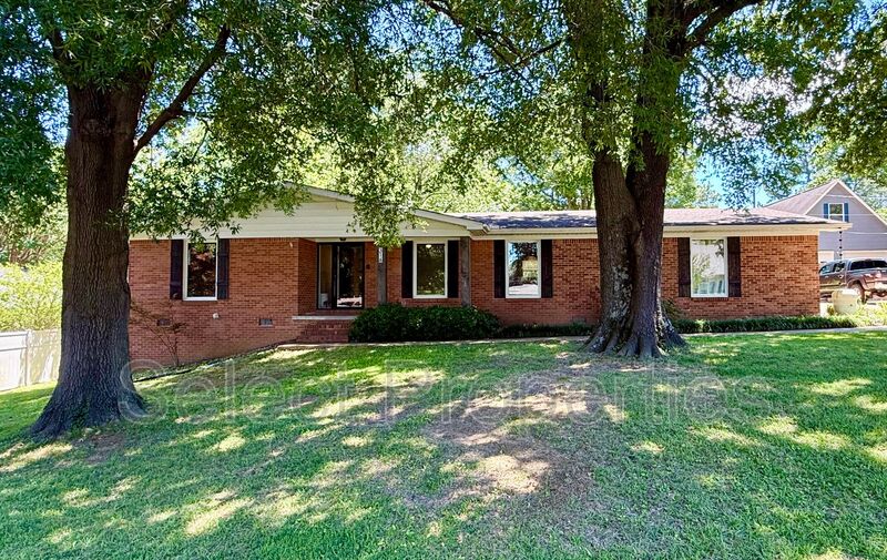 Jonesboro House: 316 Marzee Ann Drive