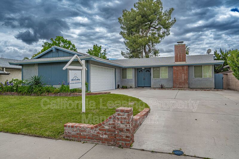 Santa Clarita House: 20840 Shine Drive