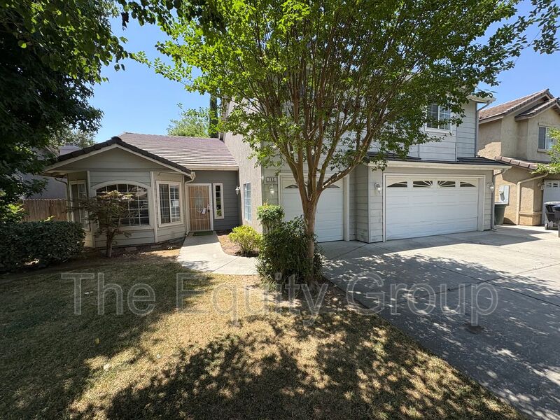 Visalia House: 703 West Russell Ave