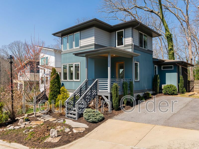 Asheville House: 27 Mauricet Lane