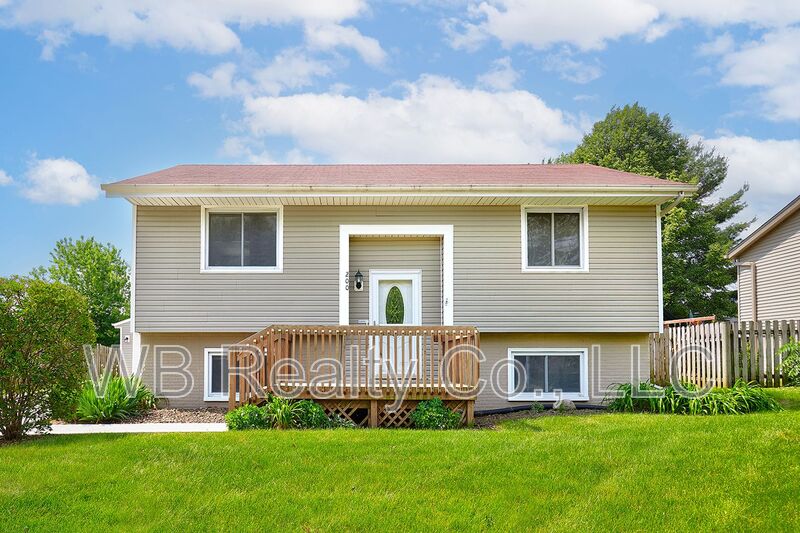 Waukee House: 200 Corene Ave