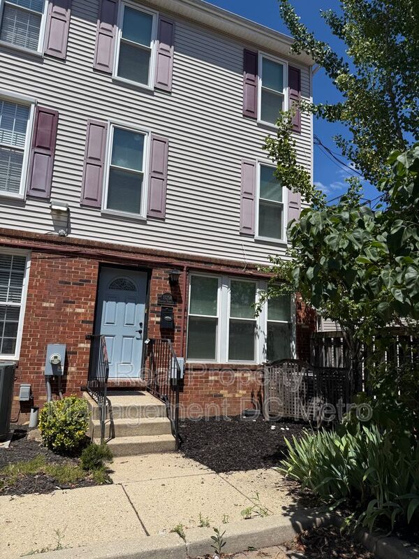 Washington Townhome: 1125 Harvard St NW