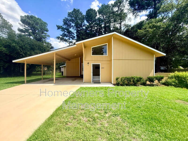 Fayetteville House: 1009 Louisburg Place
