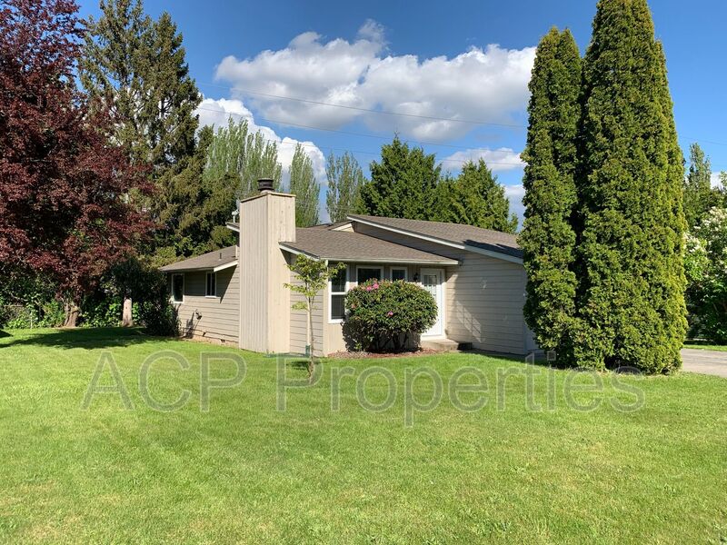 Bellingham House: 3618 E Rusley Dr