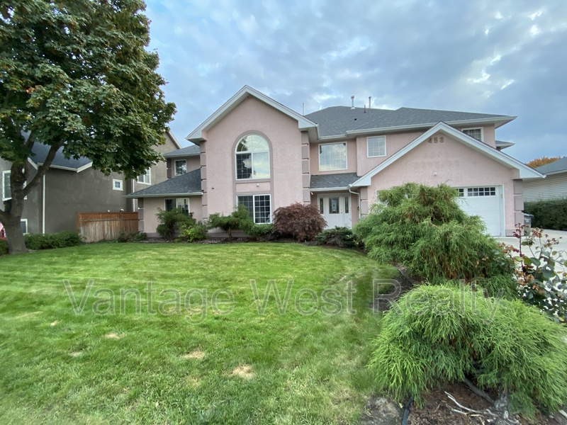 Kelowna House: 8-453 Morrison Ave