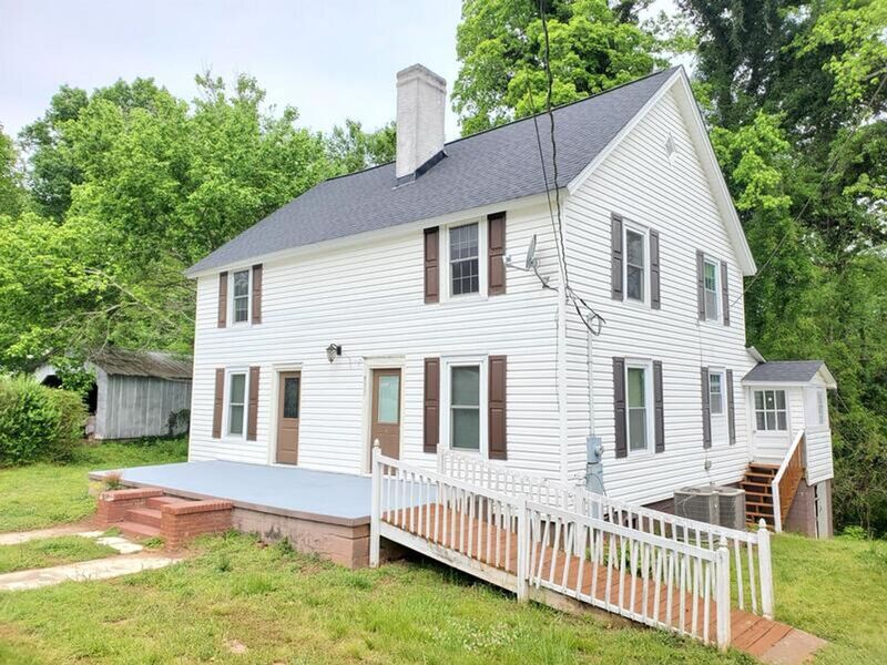 Newry House: 533 Broadway Street