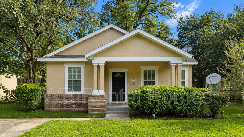 Jacksonville House: 1609 24th St W