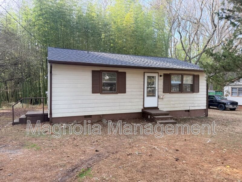 Henderson House: 820 Arrow St.