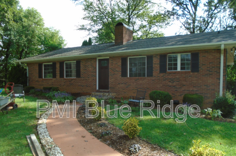 Mills River House: 108 Valley View Rd