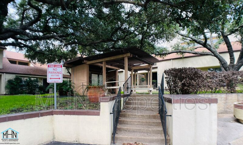 Cozy 2 bed/2 bath condo in a secluded area, near Alamo Heights, and close local to highways and so much more! - Preview 4