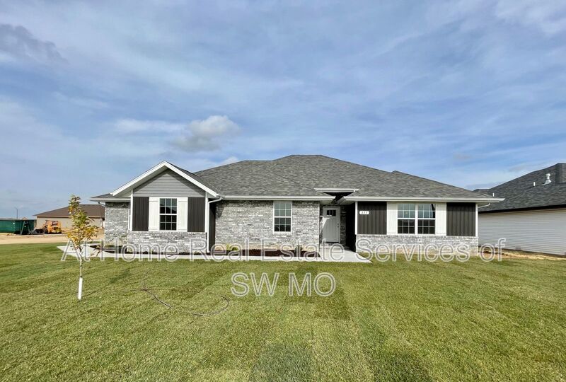 Rogersville House: 327 Forest Hollow