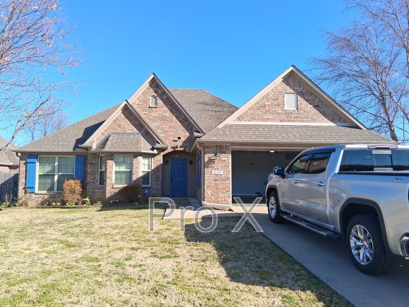 Fayetteville House: 3864 W Providence Drive